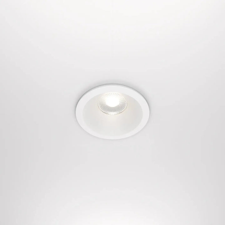 Spot led encastré blanc chaud avec lens en verre dépoli design circulaire minimaliste indice ip65 intégré