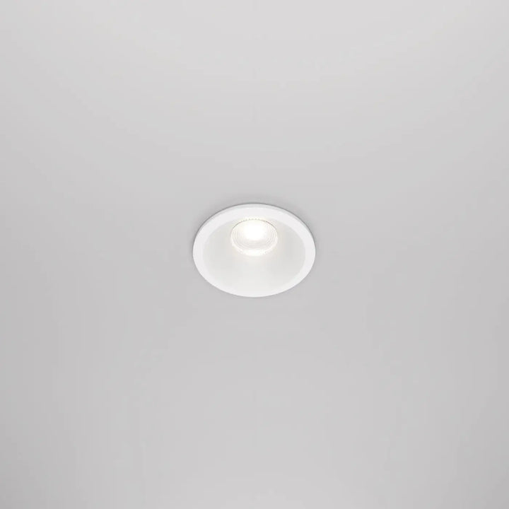 Spot led encastré blanc chaud avec design moderne et indice ip65 pour installation encastrée au plafond