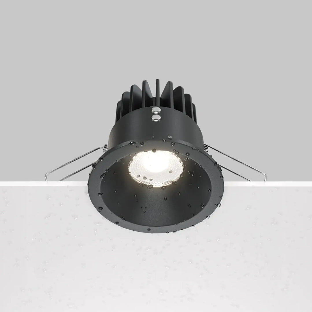 Spot led encastré noir mat avec indice ip65 blanc chaud et boîtier en ailerons dissipateurs intégrés mountings visibles