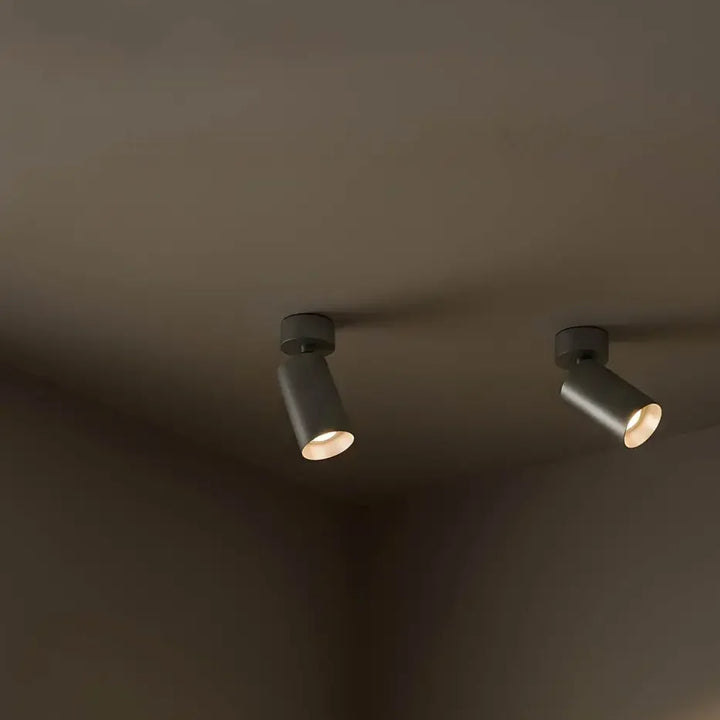 Spot orientable Stan aluminium brossé de Faro Barcelona en situation