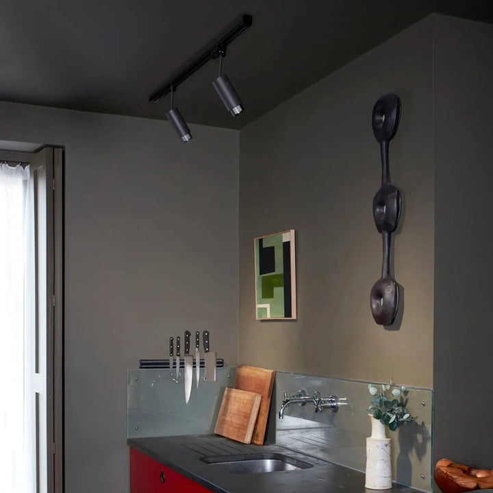 Spot sur rail Exhaust Graphite, finition acier, dans un intérieur #couleur_argent