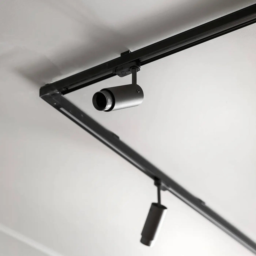 Spot sur rail Exhaust à gravure quadrillée Graphite dans un intérieur #couleur_gris