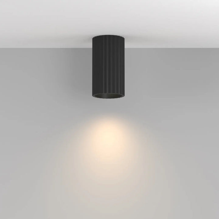 Spot calipso cylindre cannelé noir avec éclairage ciblé chaud en trois finitions pour plafond encastré