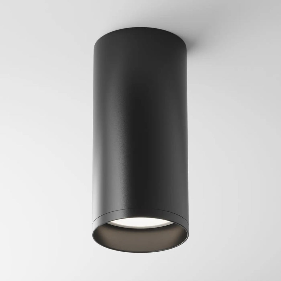 Spot focus cylindre noir mat avec ampoule gu10 encastrée disponible en trois finitions pour plafond