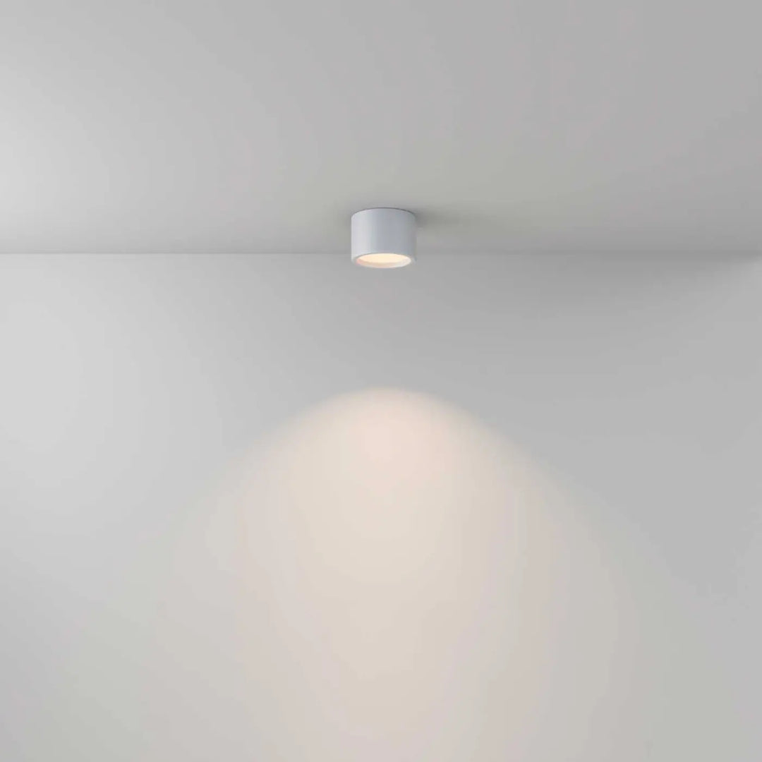 Spot hydra led cylindre blanc indice ip44 offrant une lumière douce et focalisée monté au plafond
