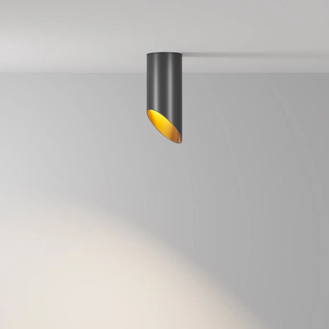 Spot lipari long cylindre en acier noir mat avec intérieur or chaud pour éclairage plafond design élégant