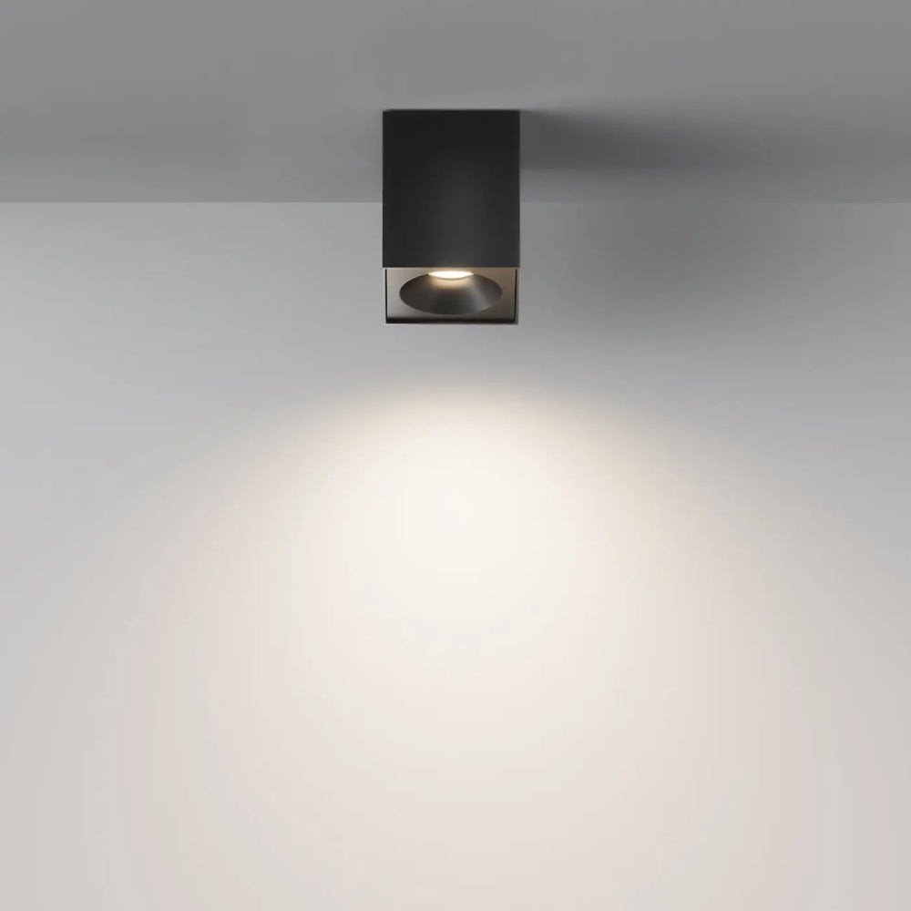 Spot zoom volume carré lumière de plafond encastrée rectangulaire noire avec accent métallique et éclairage chaud ciblé
