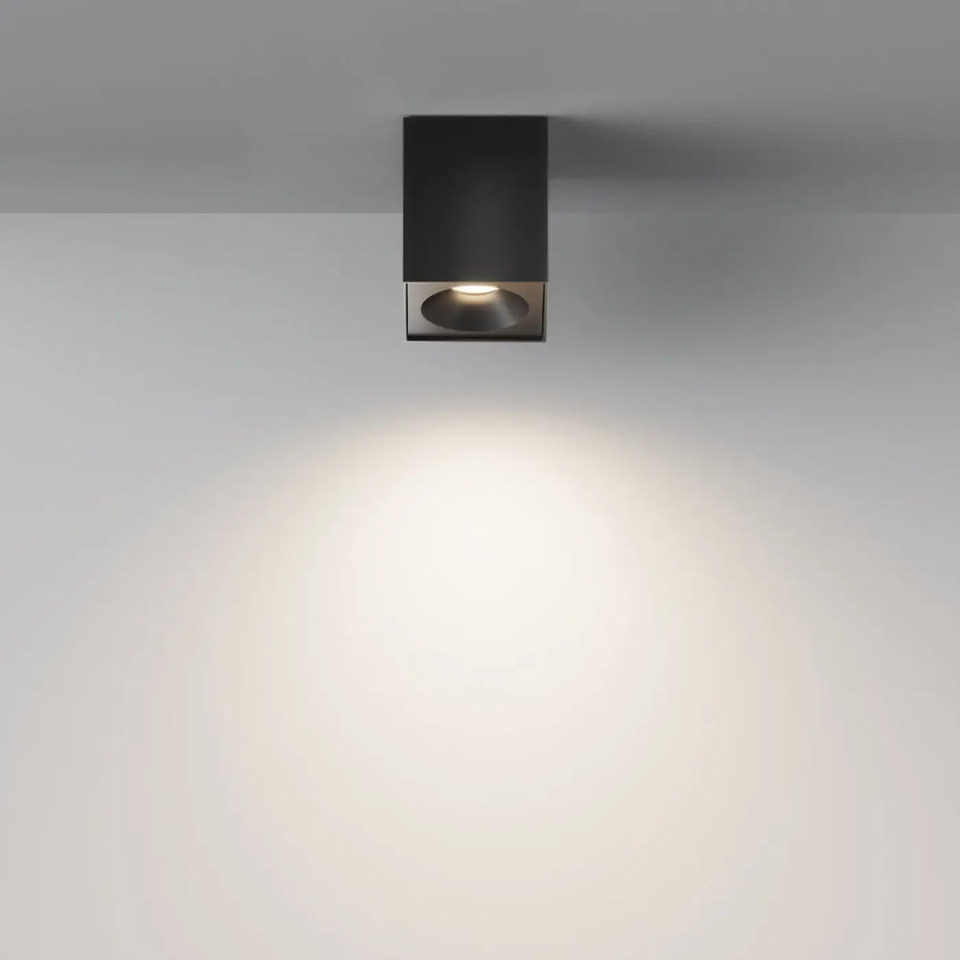 Spot zoom volume carré lumière de plafond encastrée rectangulaire noire avec accent métallique et éclairage chaud ciblé