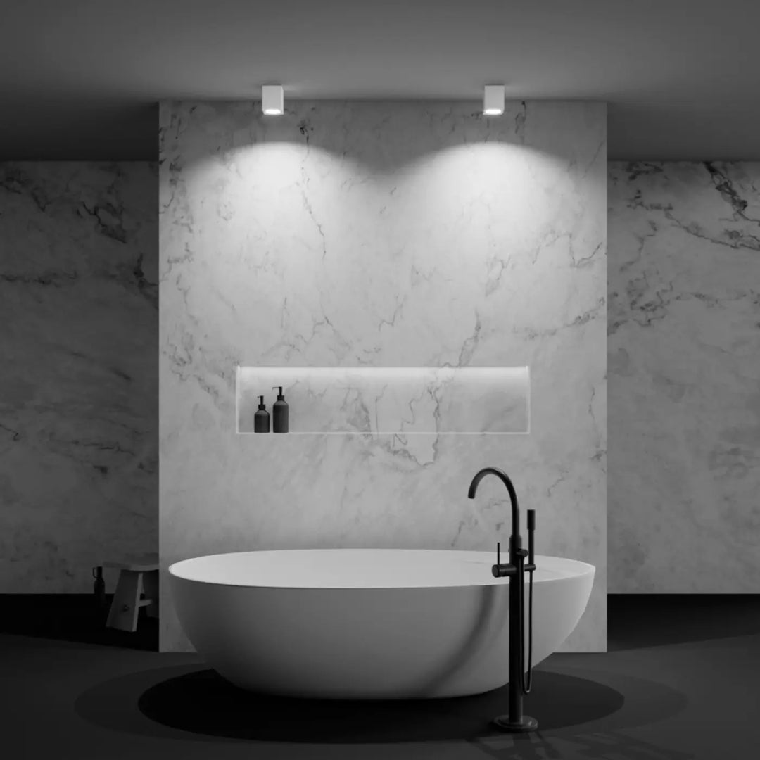Baignoire autoportante blanche spot zoom avec robinet noir design moderne et volume carré ergonomique