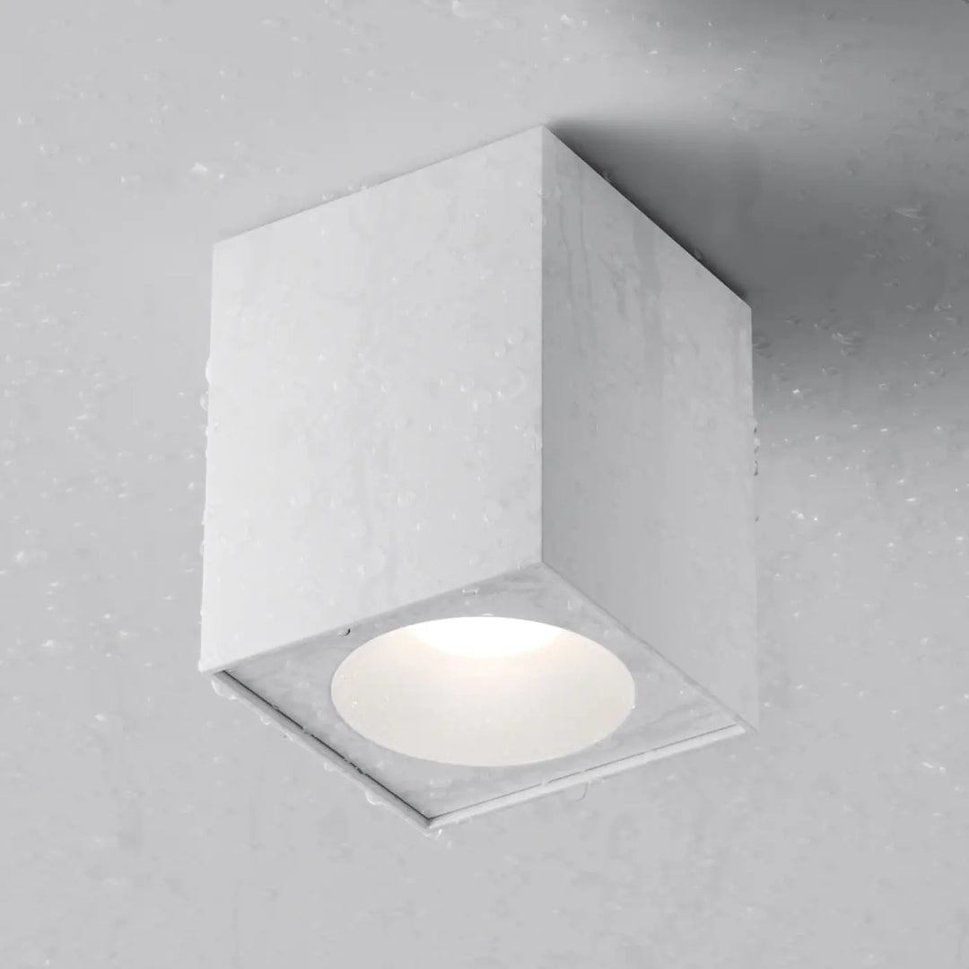 Spot zoom volume carré plafonnier blanc en béton avec diffuseur circulaire en verre dépoli