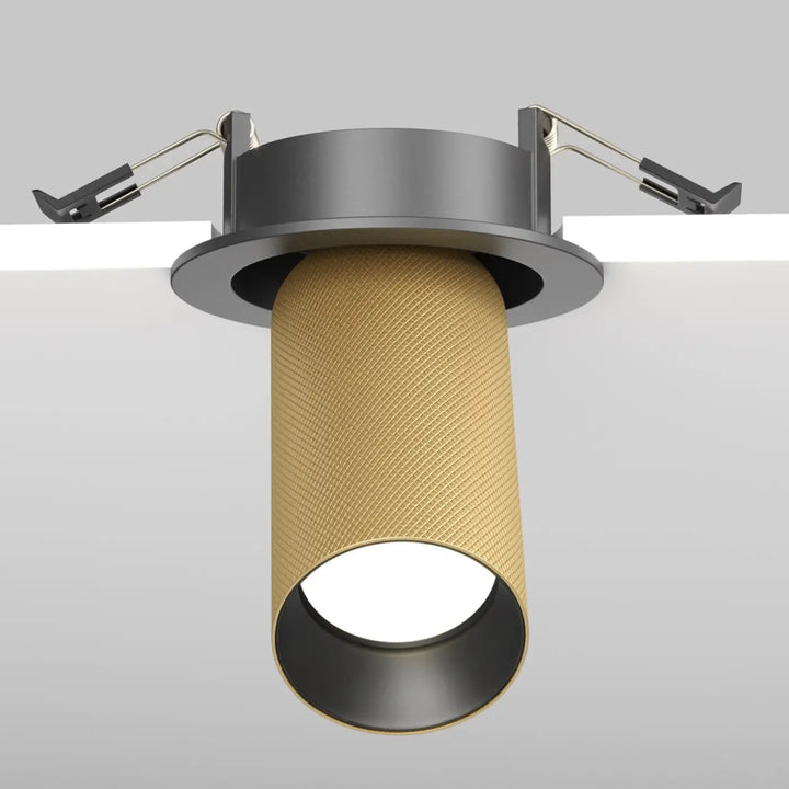 Spot semi-encastré artisan avec abat-jour cylindrique en aluminium texturé or et base noire mate moderne
