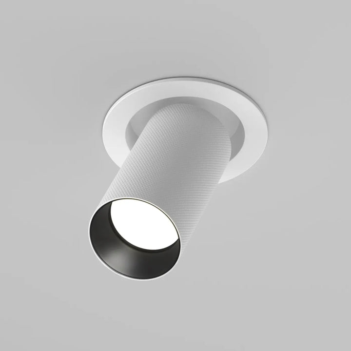 Spot semi encastré artisan blanc en aluminium texturé avec surface structuré et tête orientable pour éclairage directionnel