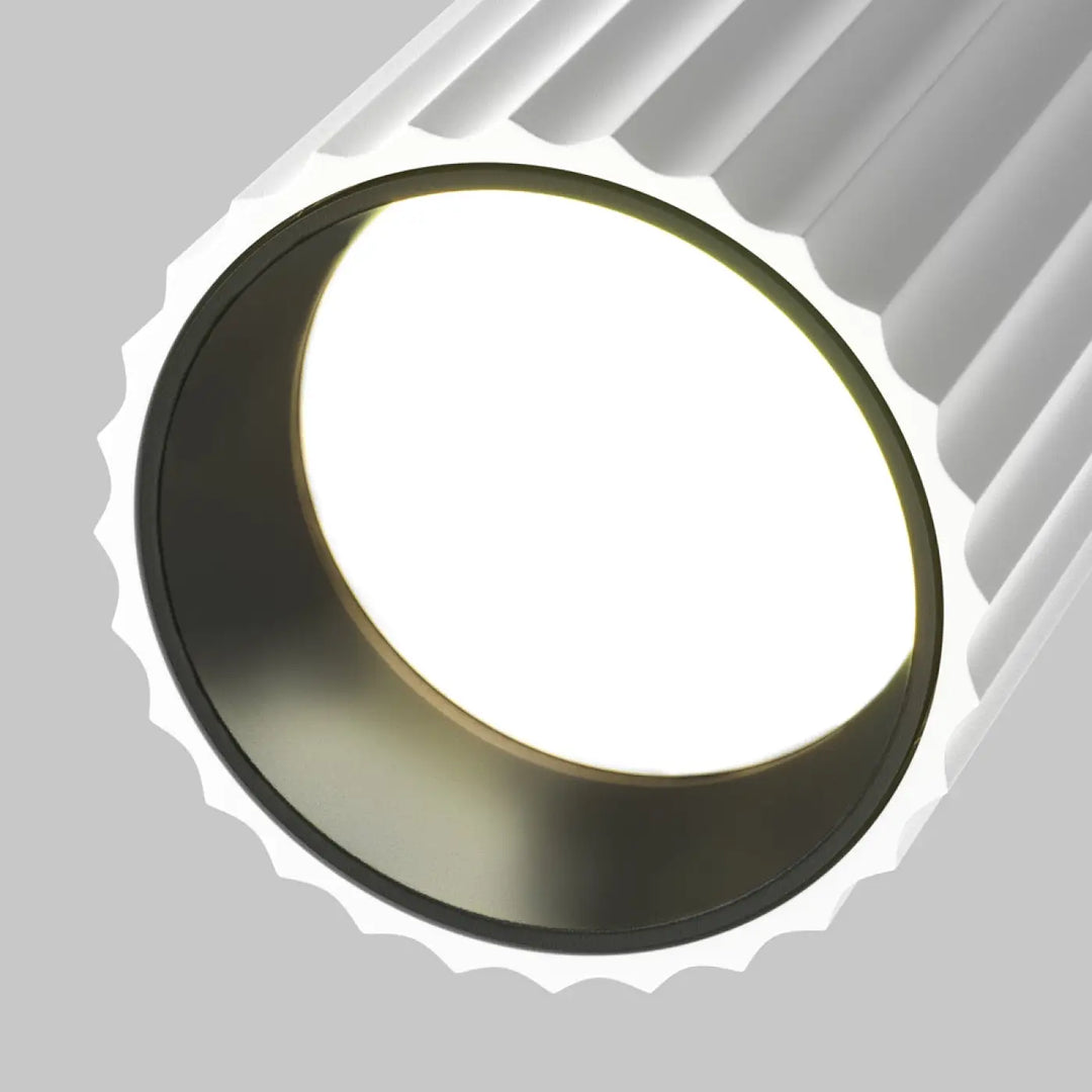 Spot semi-encastré calipso avec panneau led blanc circulaire encadré par cylindre cannelé métalique foncé et logement texturé blanc