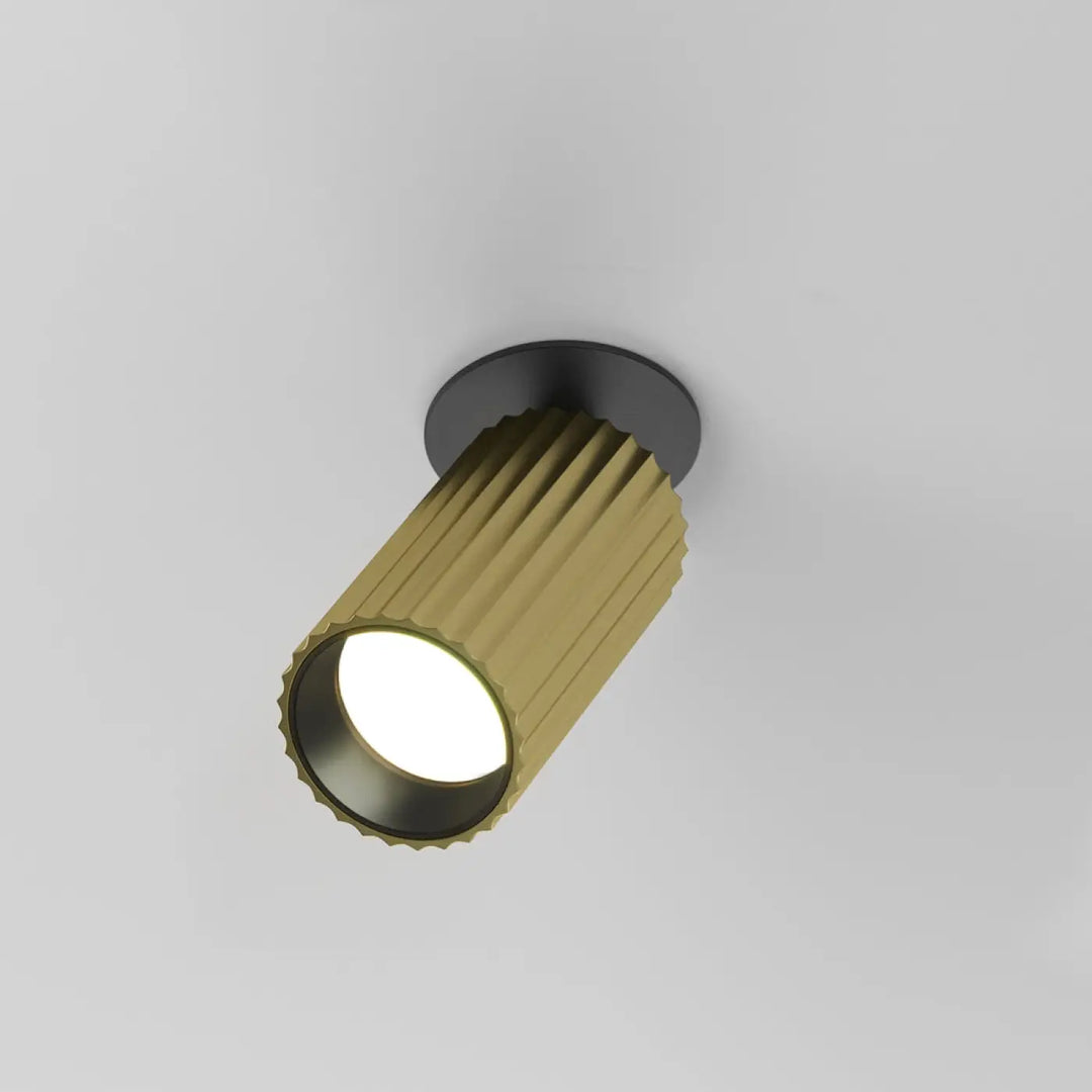 Spot semi-encastré calipso cylindre cannelé finition or sur base de montage noir mat pour éclairage encastré