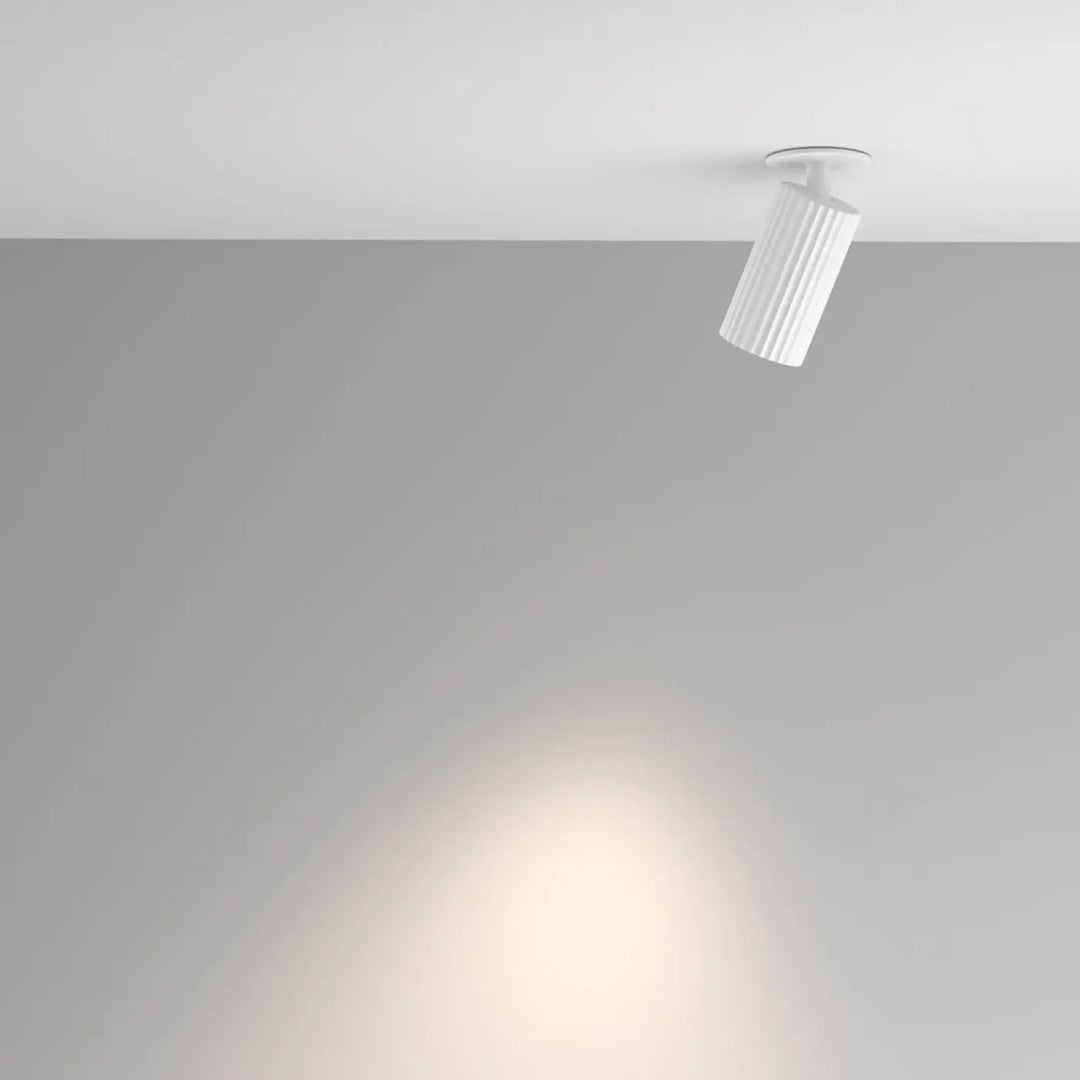 Spot semi-encastré blanc cylindre cannelé calipso avec design moderne et épuré monté au plafond