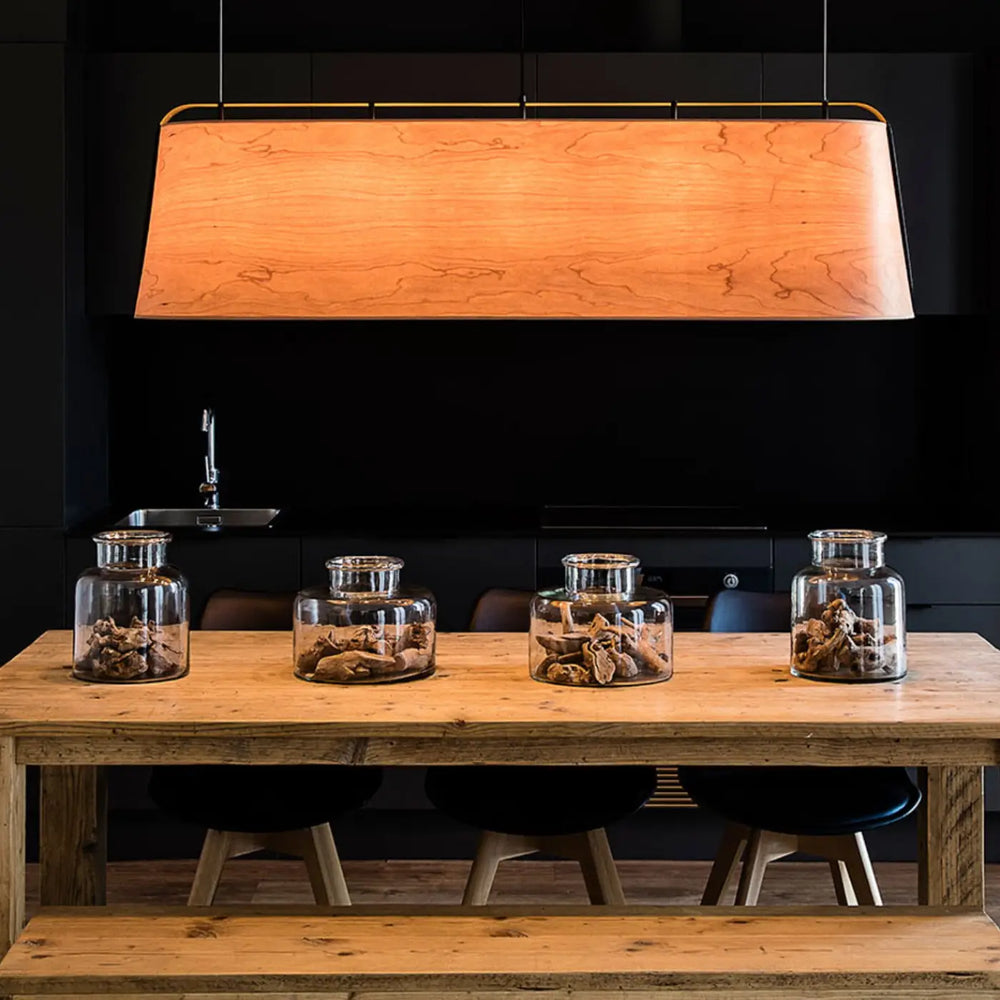 Suspension Stood 5 lumières en bois dans un intérieur