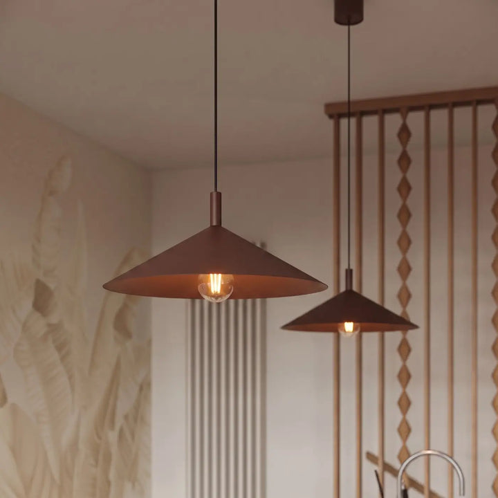 Suspension Luminaire marron allumée, vue rapprochée