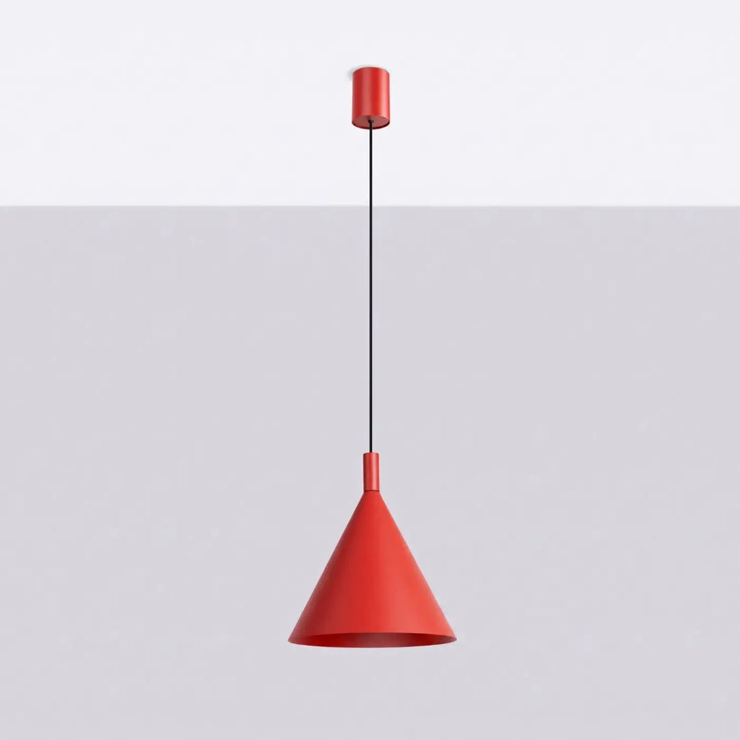 Suspension Luminaire rouge éteinte, vue rapprochée