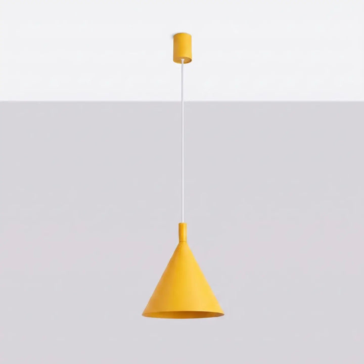 Suspension Luminaire jaune éteinte, vue rapprochée