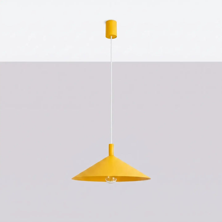 Suspension Luminaire jaune éteinte, vue rapprochée
