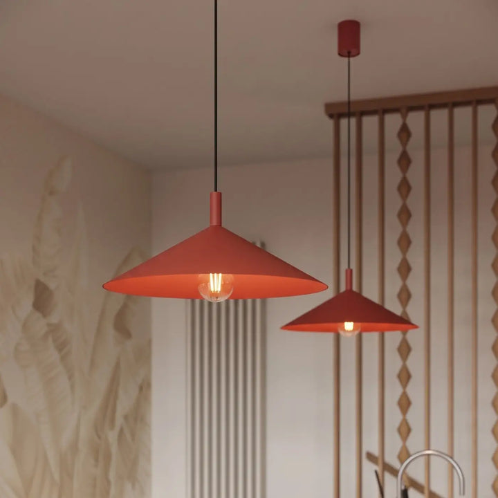 Suspension Luminaire rouge allumée, vue rapprochée