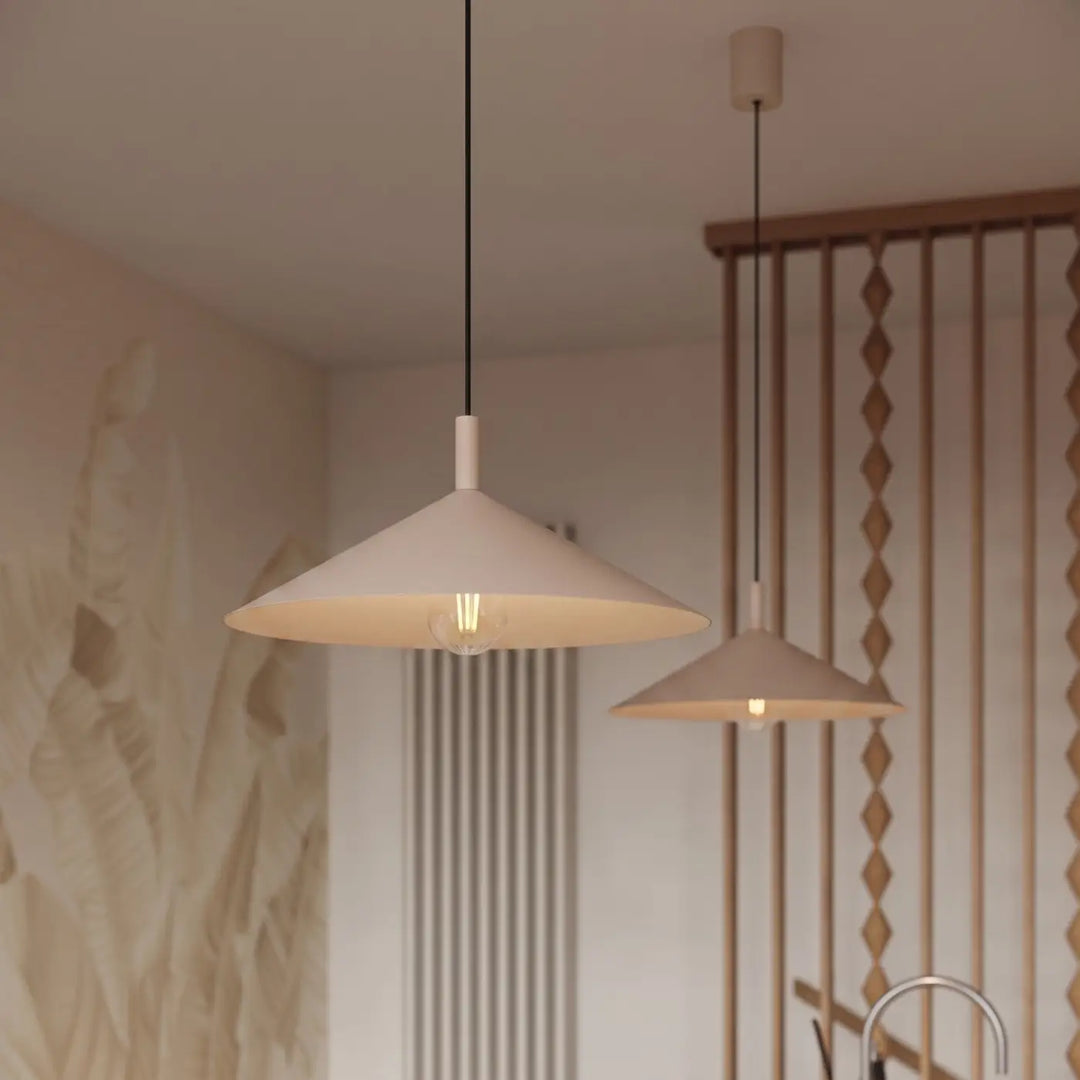 Suspension Luminaire taupe allumée, vue rapprochée