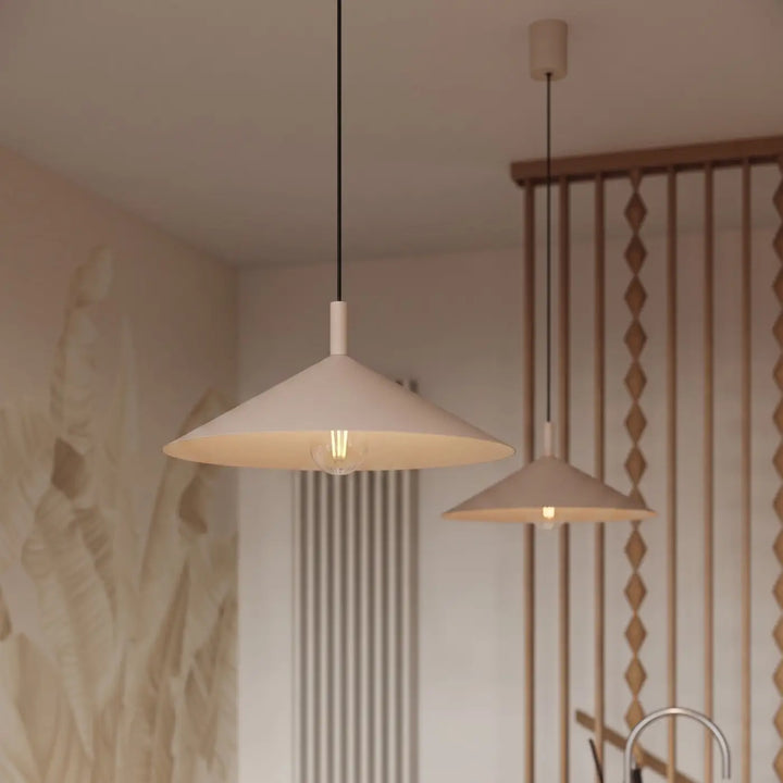 Suspension Luminaire taupe allumée, vue rapprochée