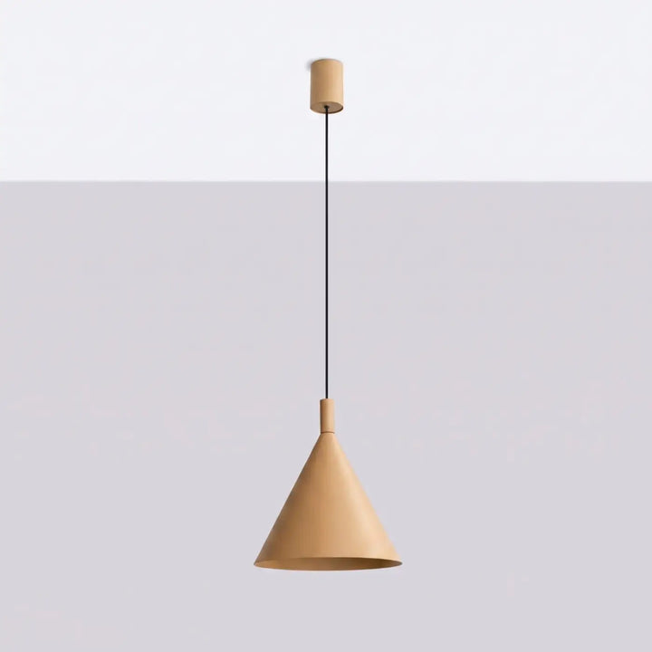 Suspension Luminaire doré éteinte, vue rapprochée