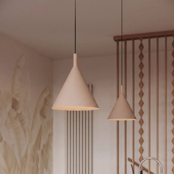 Suspension Luminaire taupe allumée, vue rapprochée