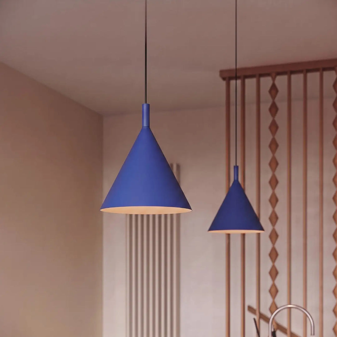 Suspension Luminaire outremer allumée, vue rapprochée