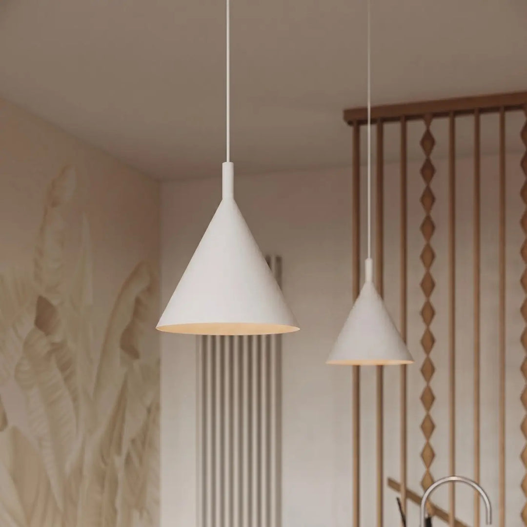 Suspension Luminaire beige allumée, vue rapprochée
