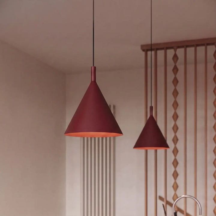 Suspension Luminaire bordeaux allumée, vue rapprochée