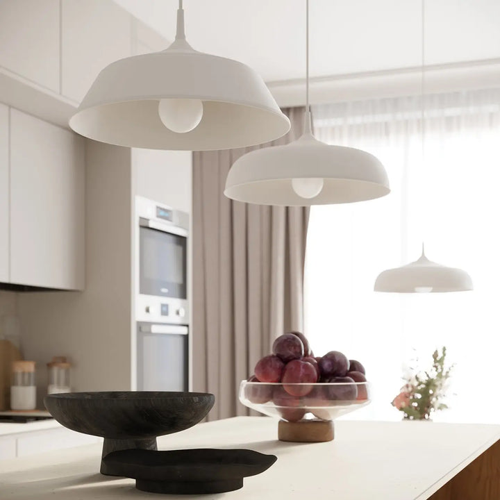 Suspension blanc dans une cuisine ouverte