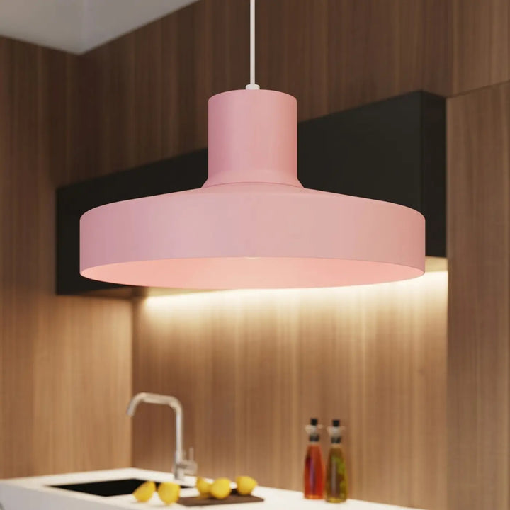 Suspension Luminaire rose allumée, vue rapprochée