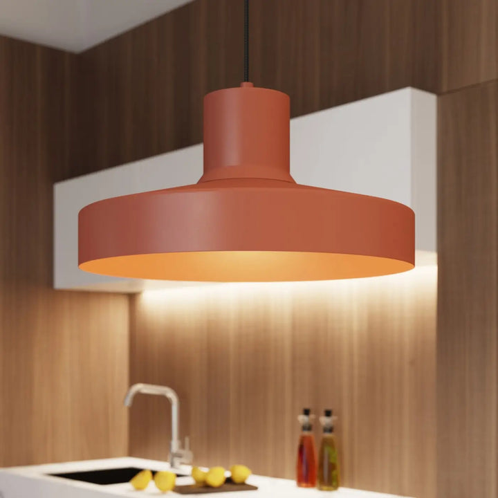 Suspension Luminaire ocre rouge allumée, vue rapprochée
