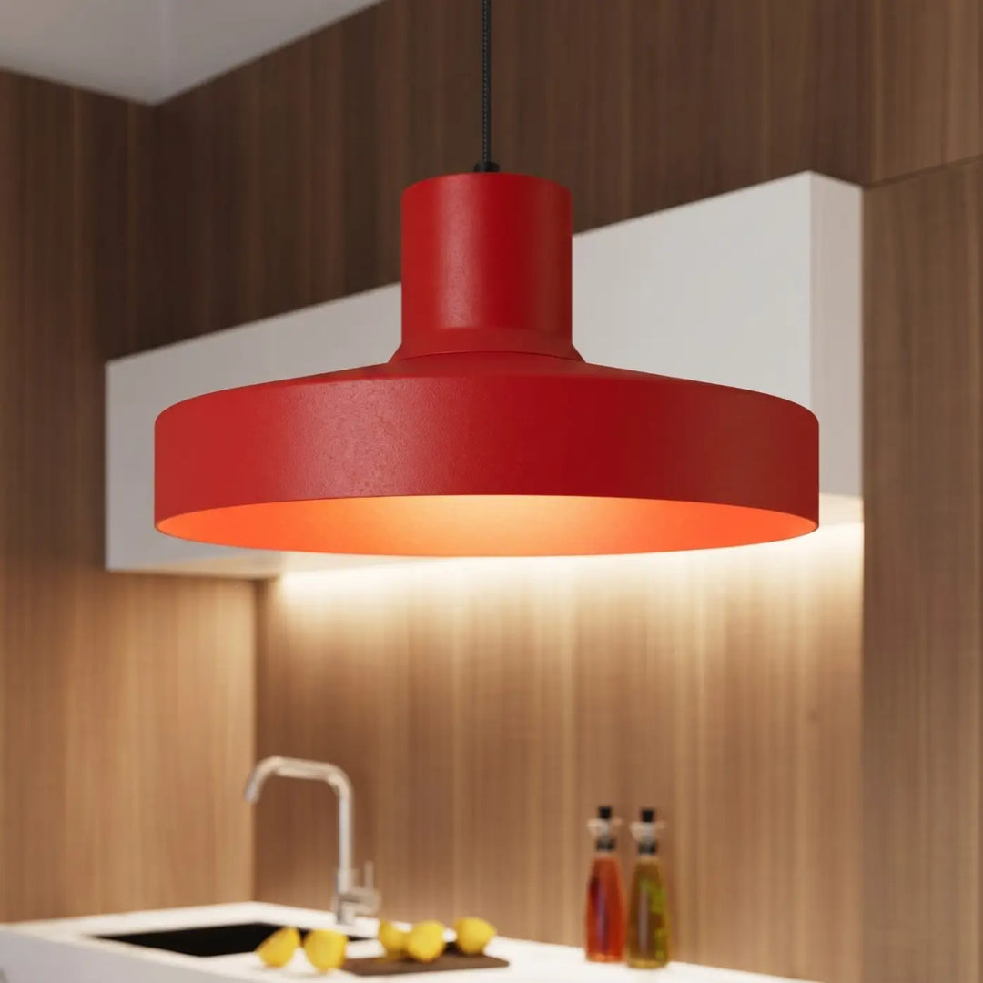 Suspension Luminaire rouge allumée, vue rapprochée