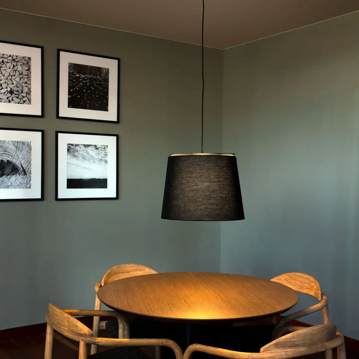 Suspension Savoy noire de Faro Barcelona dans un intérieur