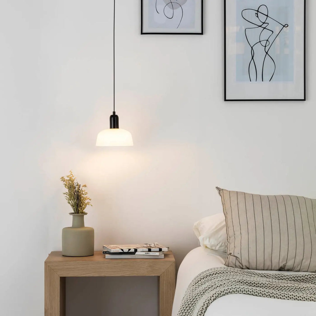 Suspension Tatawin verre blanc opale de Faro Barcelona en situation