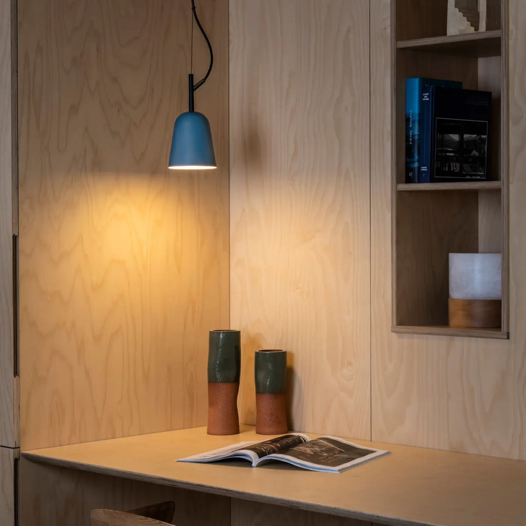 Suspension Studio bleue de Faro Barcelona en situation