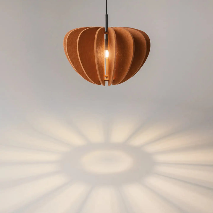 Suspension luminaire cambio coupole en bois ton chaud avec tige en aluminium noir, idéale au-dessus d’une table