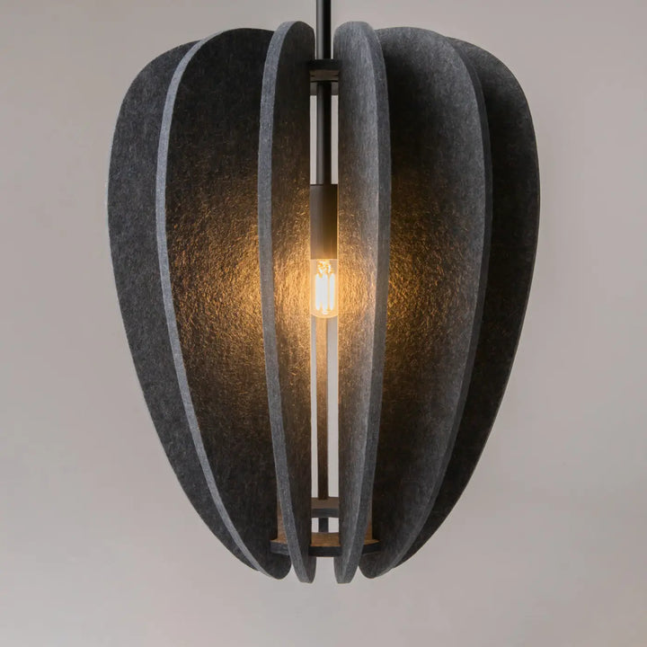 Suspension luminaire cambio en aluminium noir avec abat-jour en feutre gris foncé et ampoule chaude au-dessus d’une table