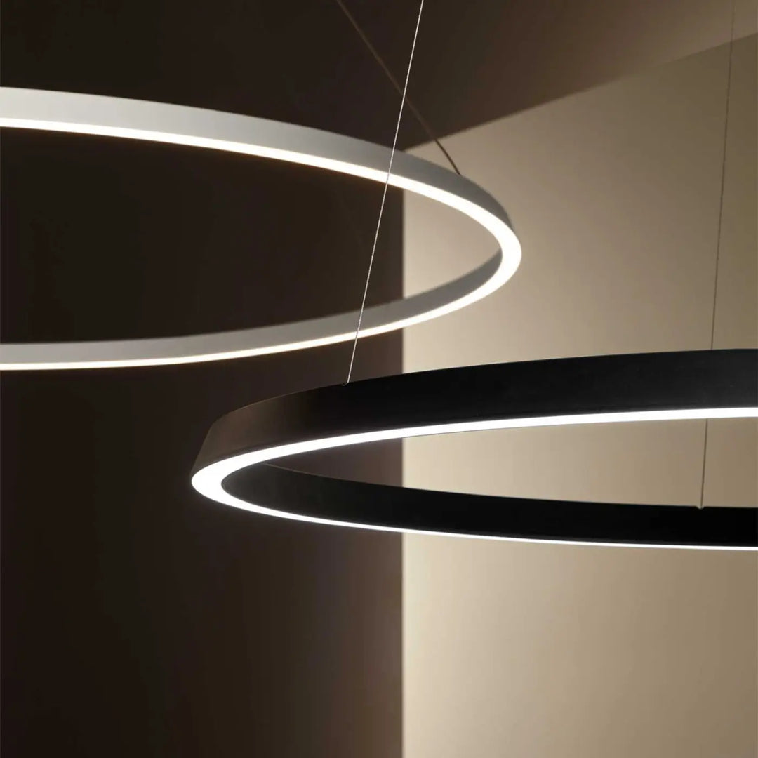 Détail de l'anneau noir de la suspension Circular #couleur_noir