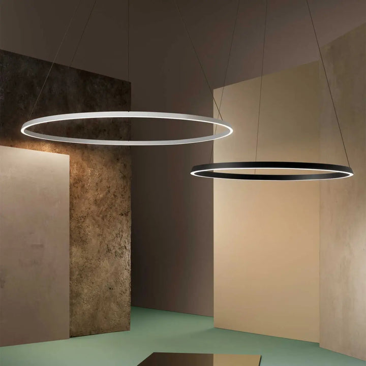 Suspension Circular noire en ambiance dans un intérieur #couleur_noir