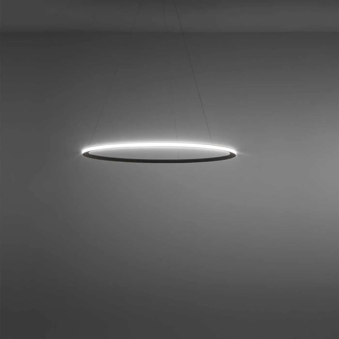 Détail de la tranche lumineuse de la suspension Circular noire #couleur_noir