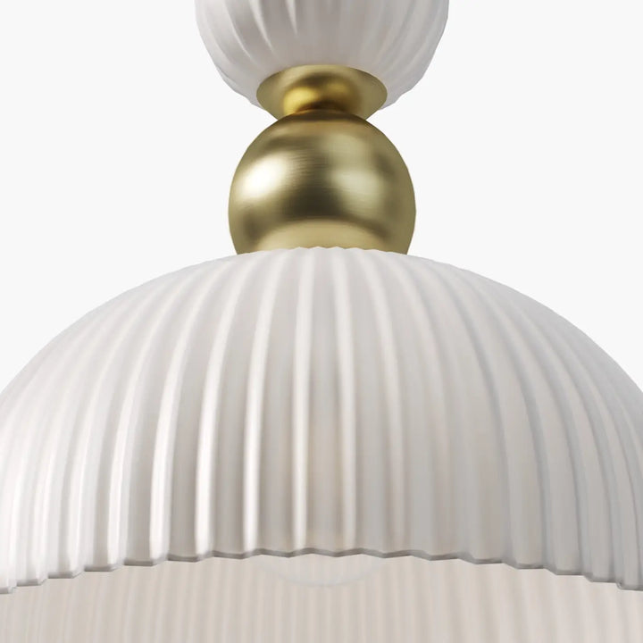 Suspension antic avec abat-jour en verre strié blanc et accent sphère en monture dorée