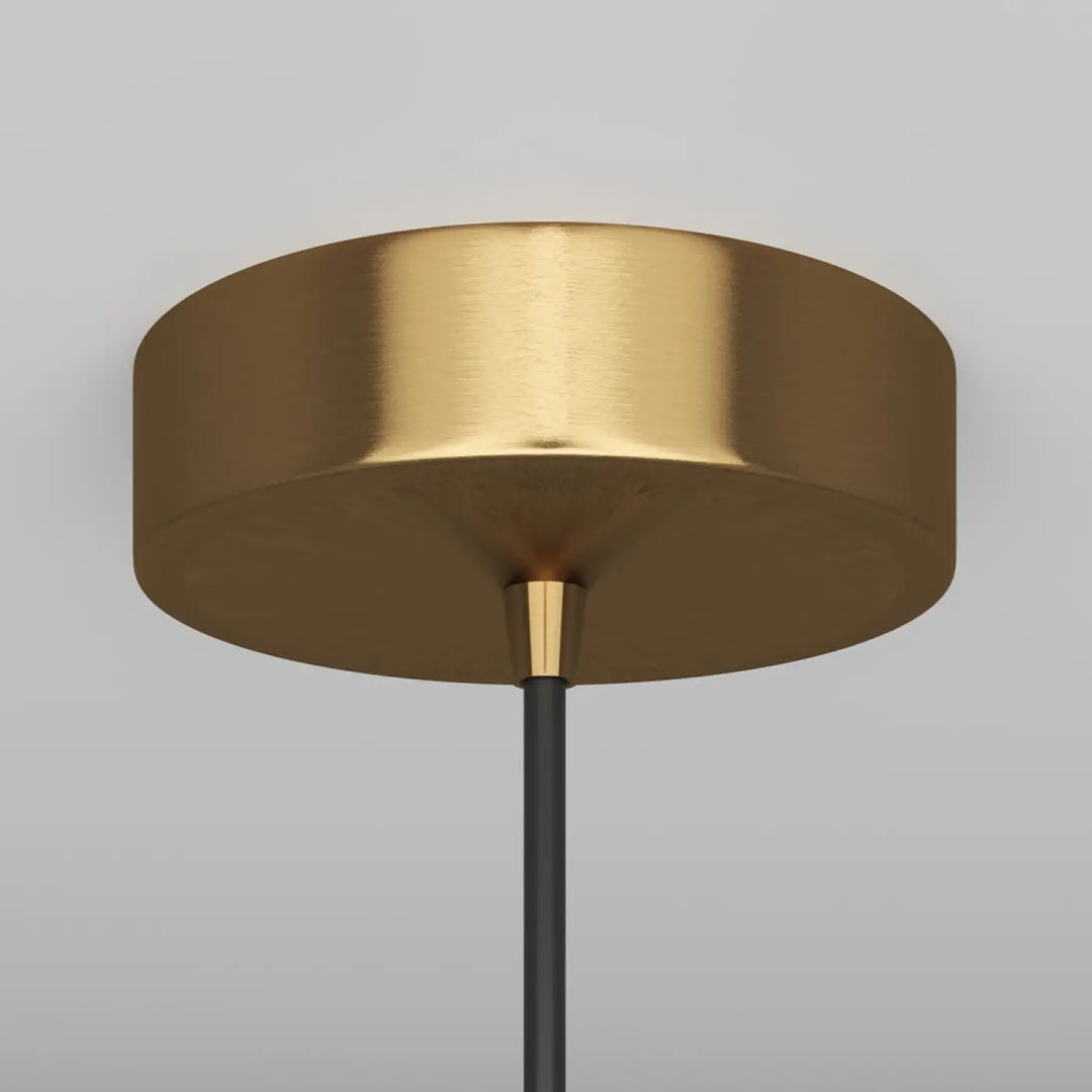 Suspension luminaire arrow en laiton au-dessus d’un îlot avec câble noir et culot gu10 pour éclairage moderne
