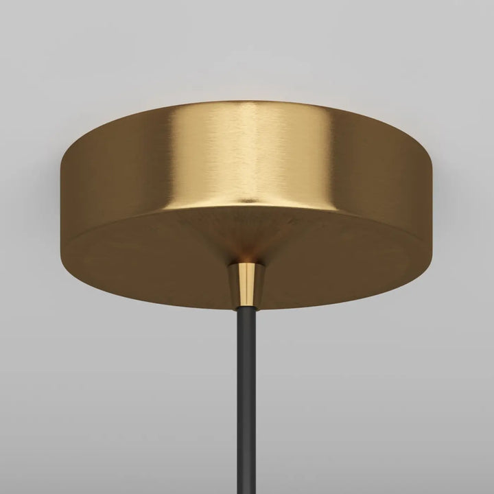 Suspension luminaire arrow en laiton au-dessus d’un îlot avec câble noir et culot gu10 pour éclairage moderne