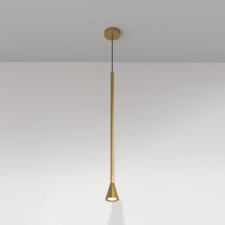 Suspension luminaire arrow au-dessus d’un îlot avec tige métallique dorée et abat-jour conique minimaliste avec culot gu10