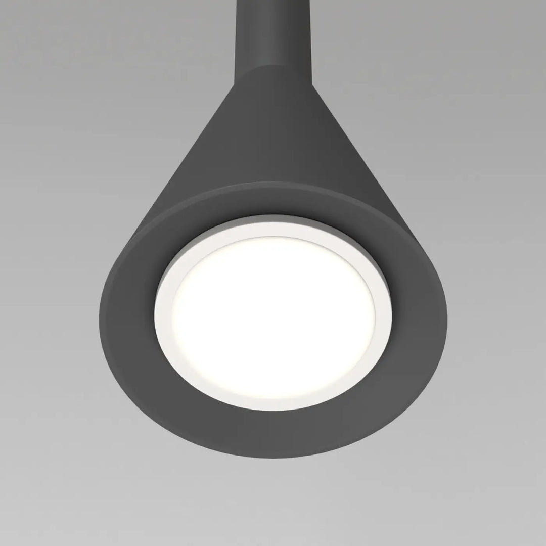 Suspension luminaire arrow noir moderne avec culot gu10 et led circulaire au centre au-dessus d’un îlot