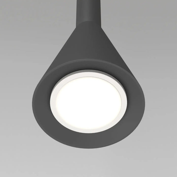 Suspension luminaire arrow noir moderne avec culot gu10 et led circulaire au centre au-dessus d’un îlot
